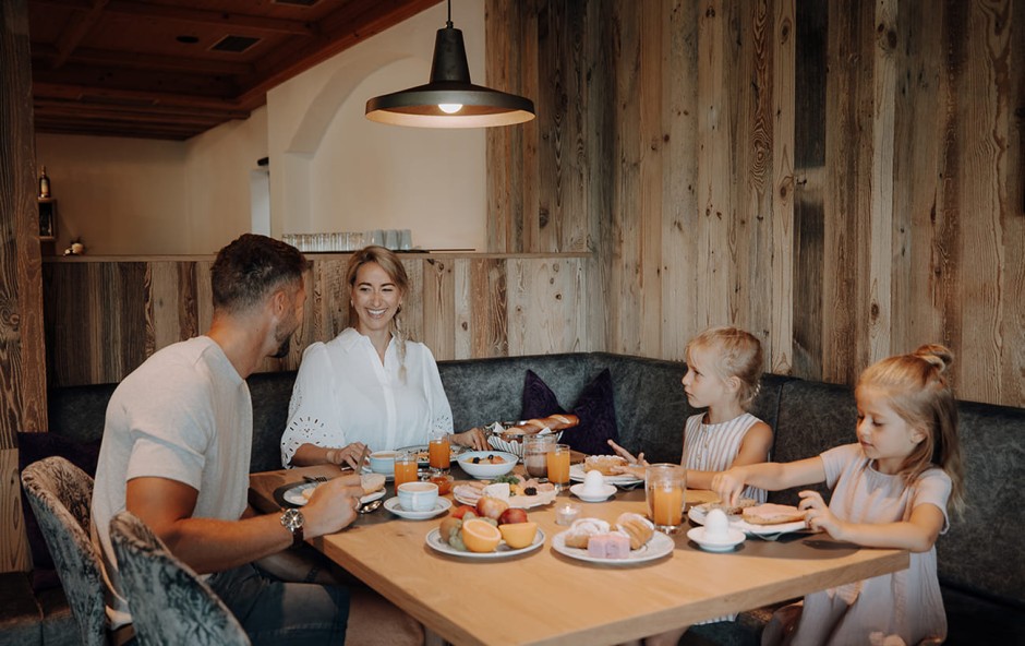 Familienfr&uuml;hst&uuml;ck im gem&uuml;tlichen Restaurant des Hotel Dorfer