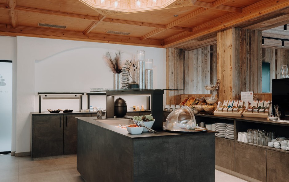 Moderner Fr&uuml;hst&uuml;cksbereich mit Buffet im Hotel Dorfer