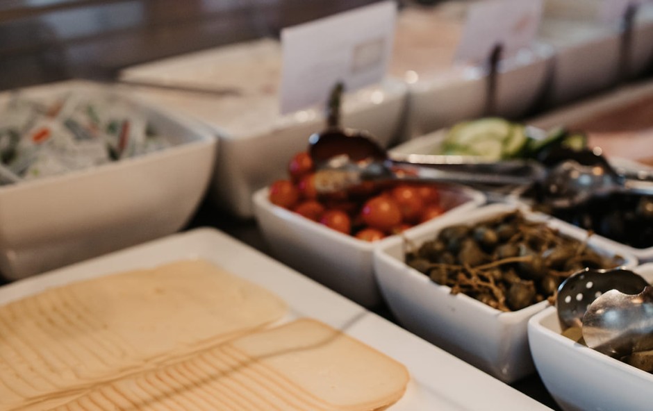 Nahaufnahme vom Fr&uuml;hst&uuml;cksbuffet &ndash; Vielfalt mit Dorfer