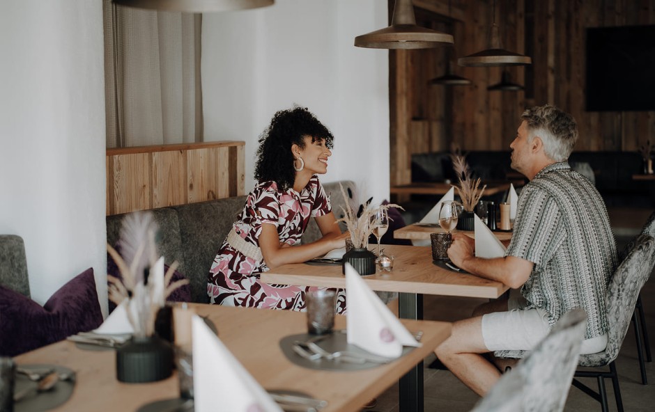 Zwei Personen genie&szlig;en die Dinner Vibes im Dorfer