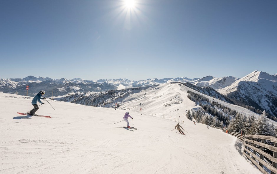 Menschen fahren abseits der Piste