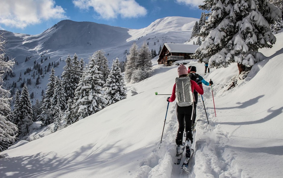 Skitour in verschneiter Winterlandschaft von Gro&szlig;arl