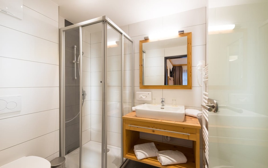 Badezimmer mit Dusche und Komfort im Hotel Dorfer